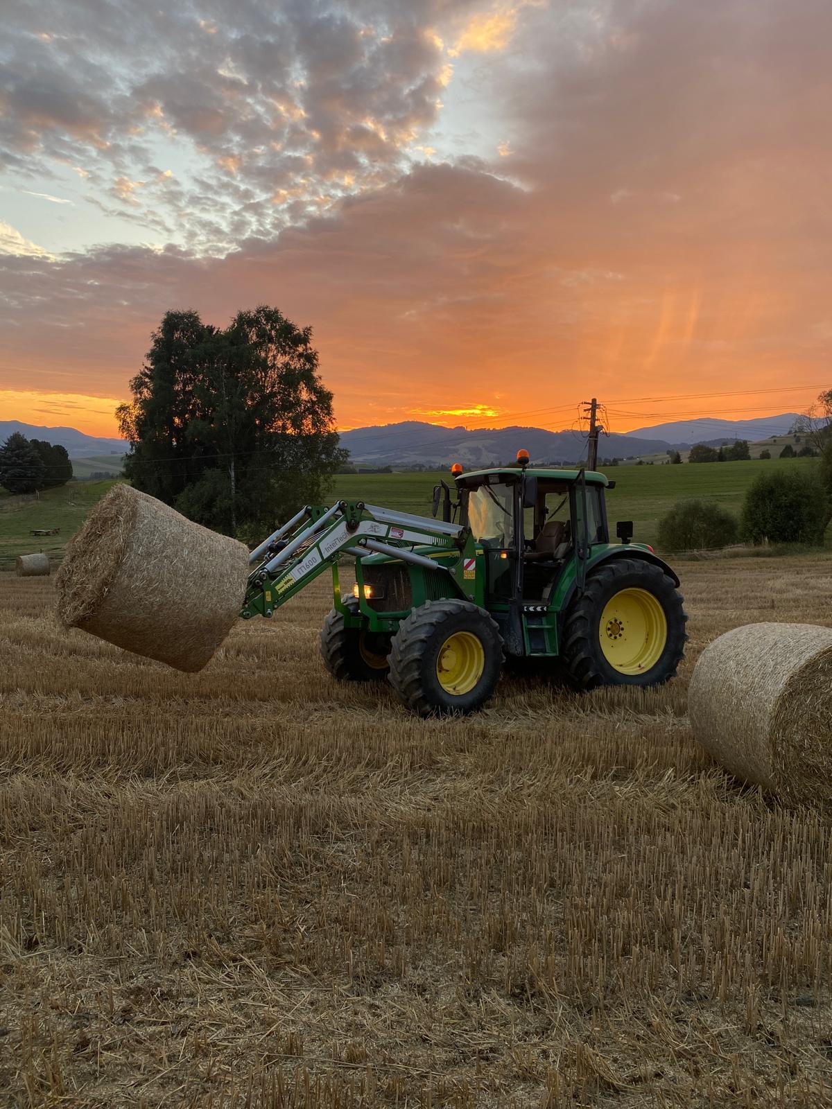 Manipulácia s balíkmi pri západe slnka
