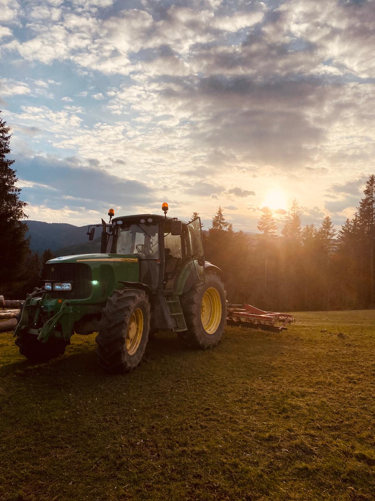 Traktor pri západe slnka